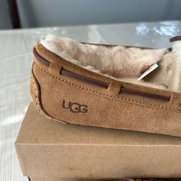 UGG DAKOTA SUEDE SLIPPERS - Picture 2 of 7